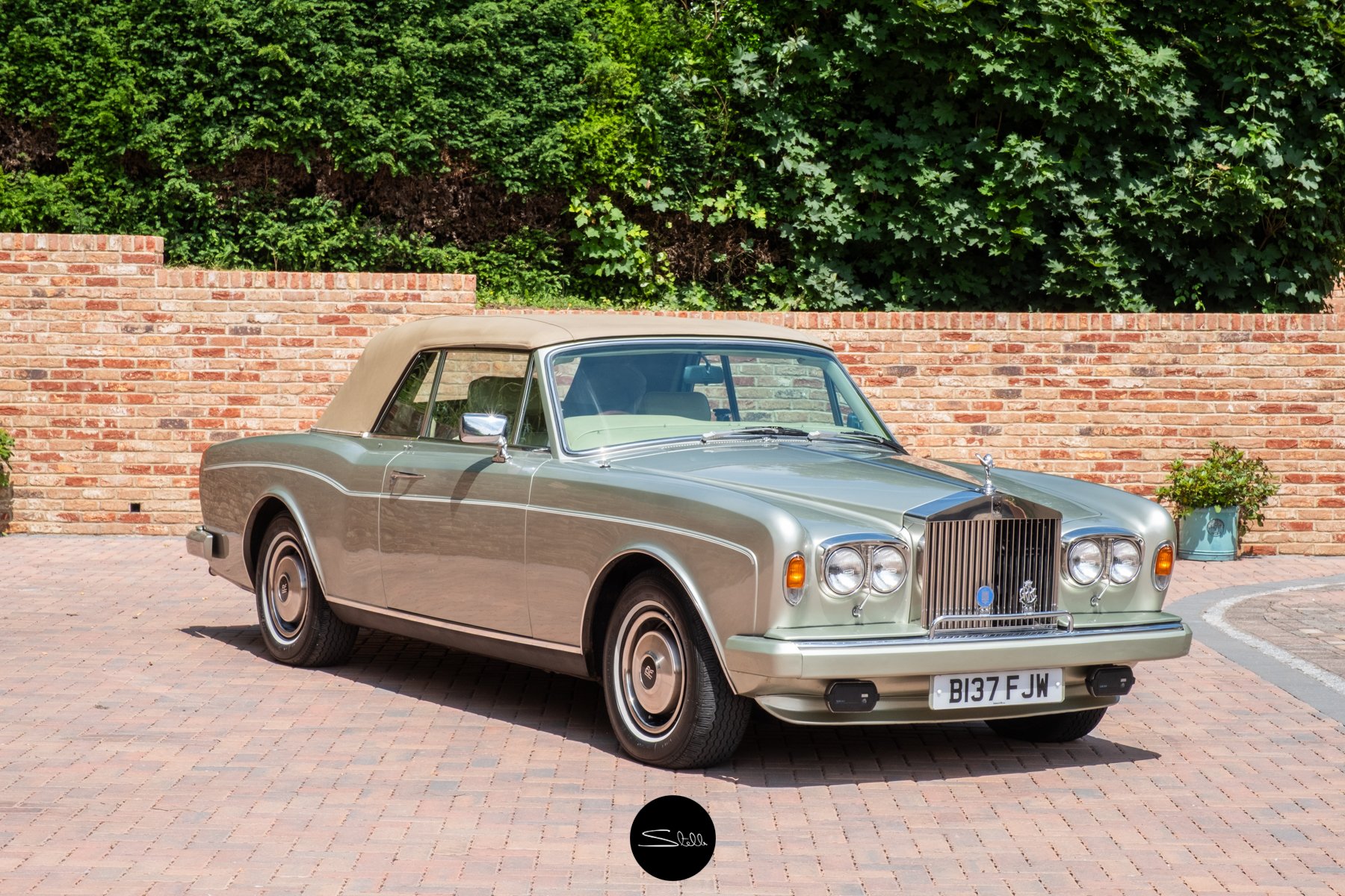 コーニッシュロイス A Stunning 1984 Rolls-Royce Corniche Drophead Coupe — Stella